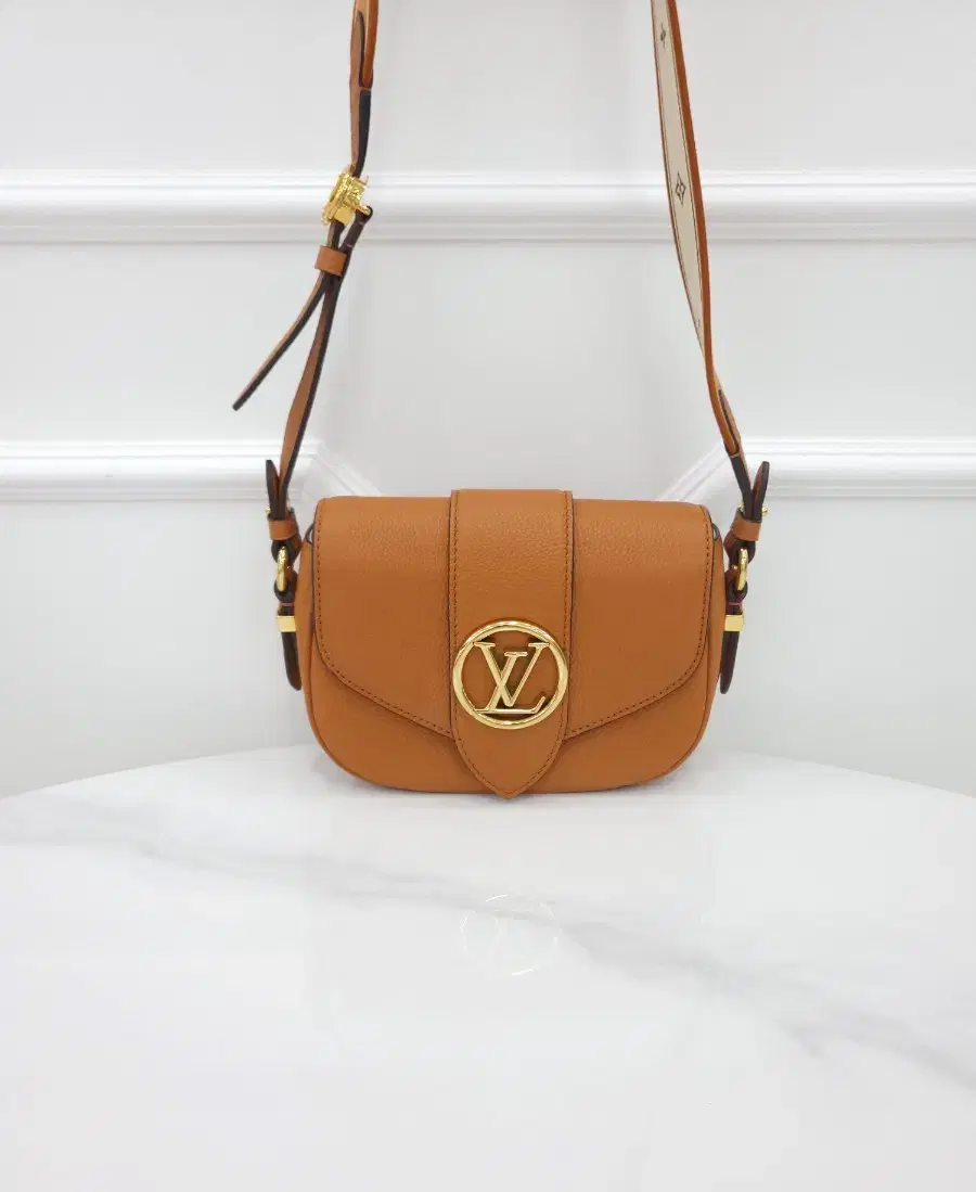 Louis Vuitton Cianne Dore Crossbody Bag M58729