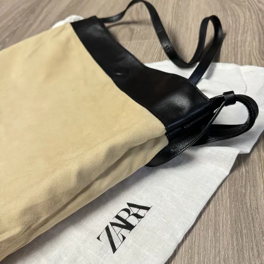 ZARA 플랫 레더 백