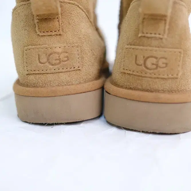 UGG 비즈 클래식 부츠