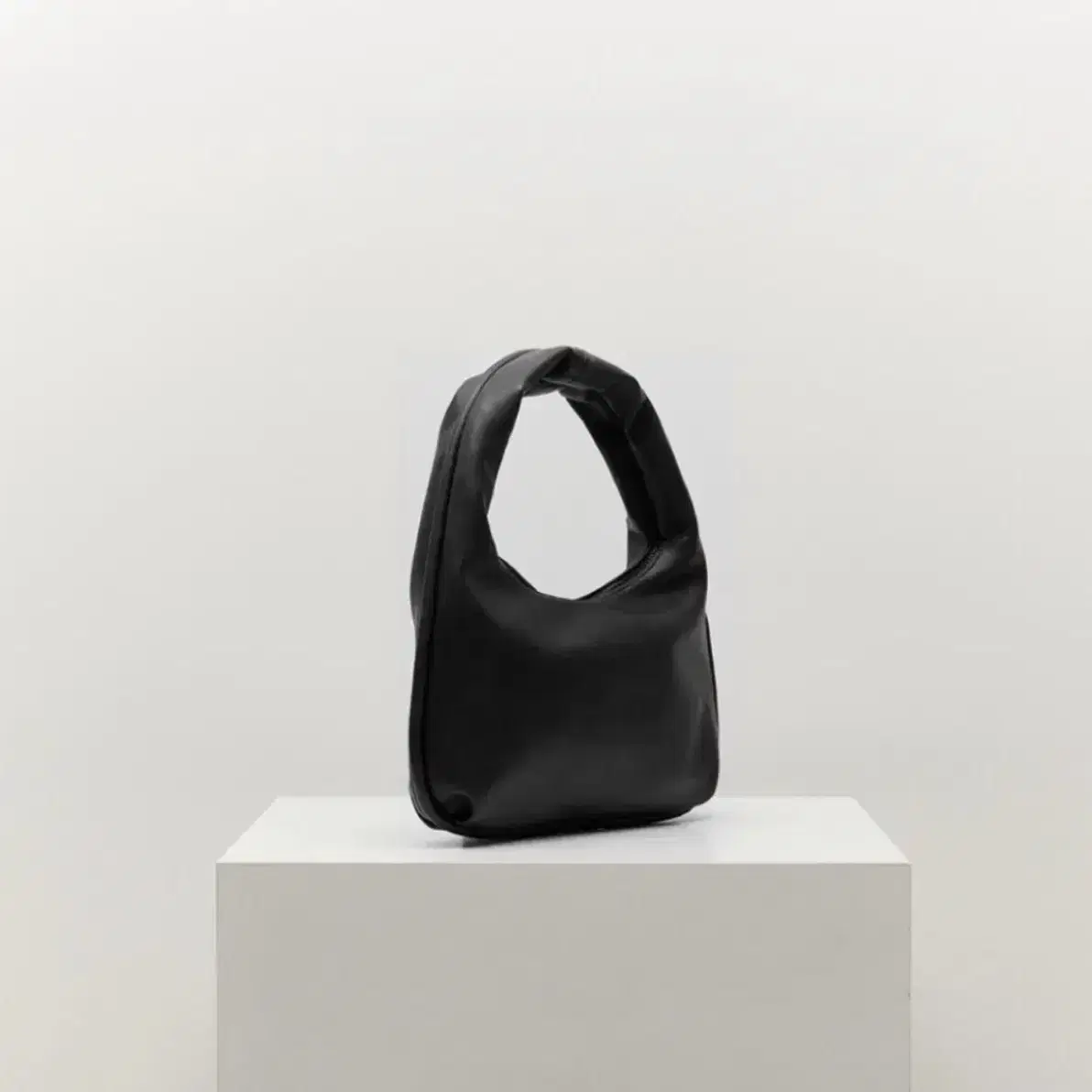 여밈 mini plump bag black