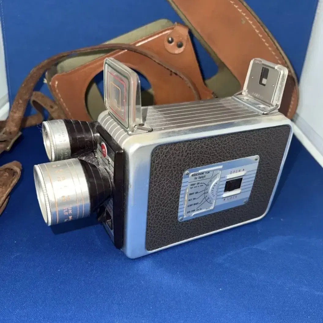 앤틱/빈티지 코닥 Kodak Brownie 8mm 무비카메라와 가죽케이스