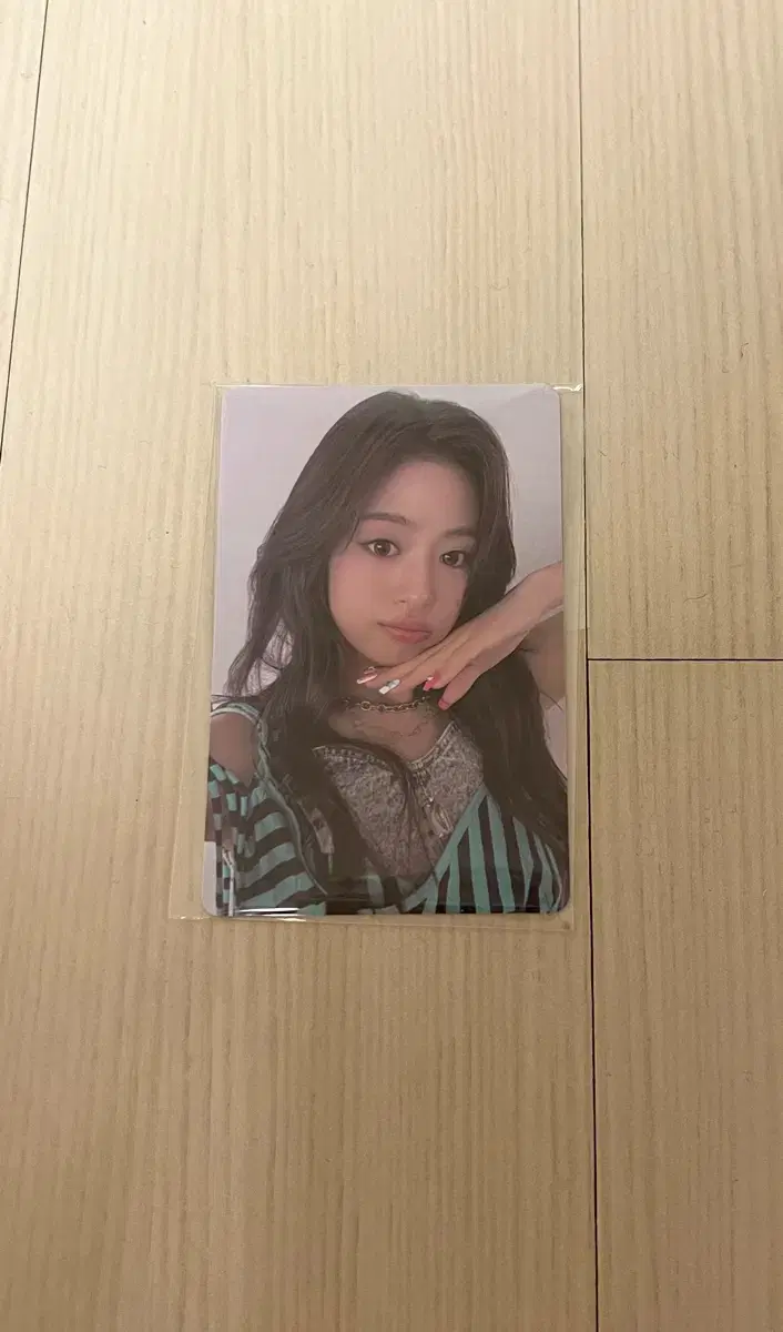 Unsealed, rare items Beemon Ahyeon Drip weverse pre-order benefit Baby Monster photocard MD