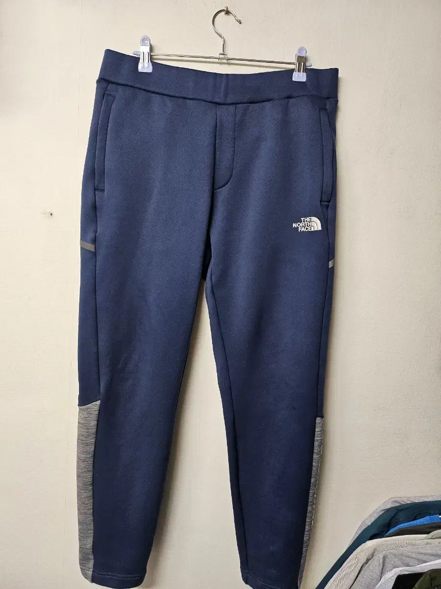 The North Face brushed training pants32"-35"size.