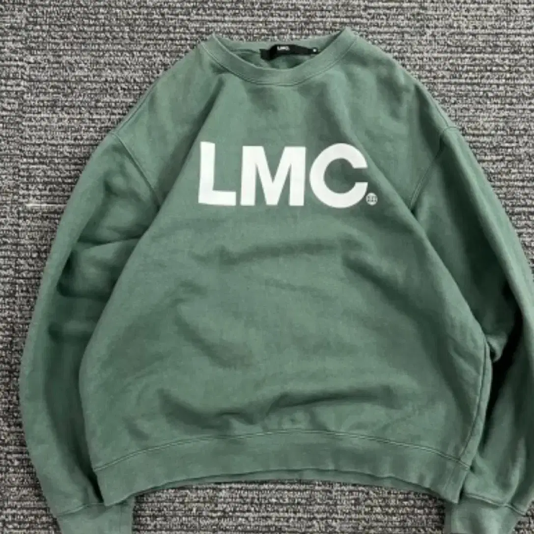 LMC 카키 맨투맨