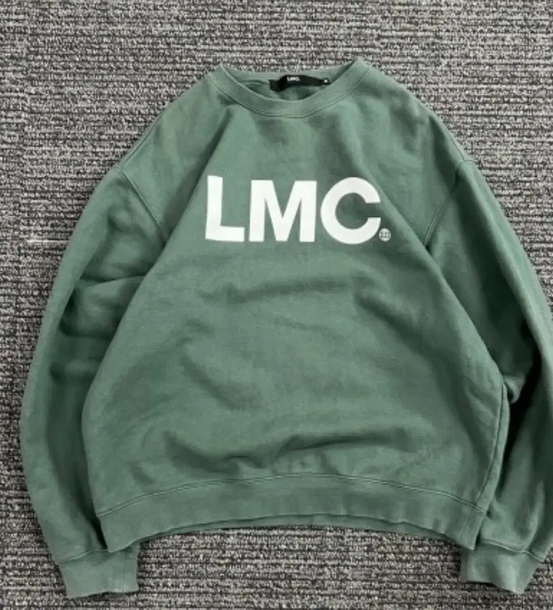 LMC 카키 맨투맨