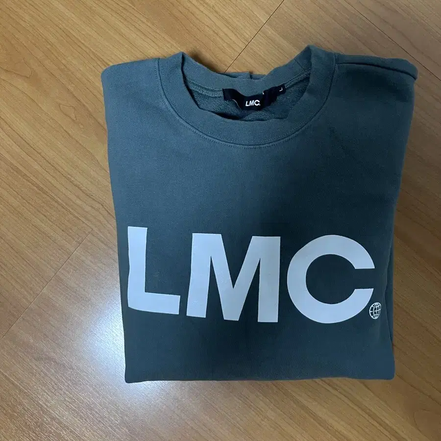 LMC 카키 맨투맨