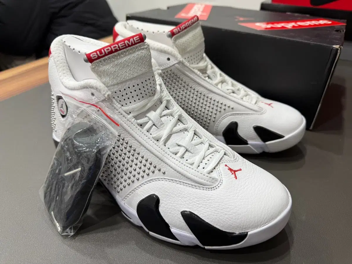 Jordan 14 x Supreme Retro White 275사이즈