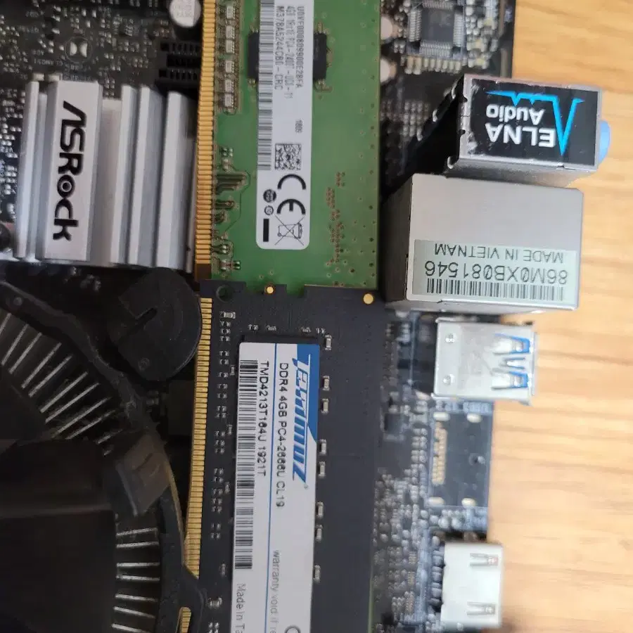 인텔 G4900 CPU와 DDR4 4G메모리 2개