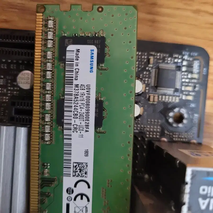 인텔 G4900 CPU와 DDR4 4G메모리 2개