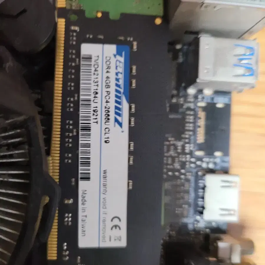 인텔 G4900 CPU와 DDR4 4G메모리 2개