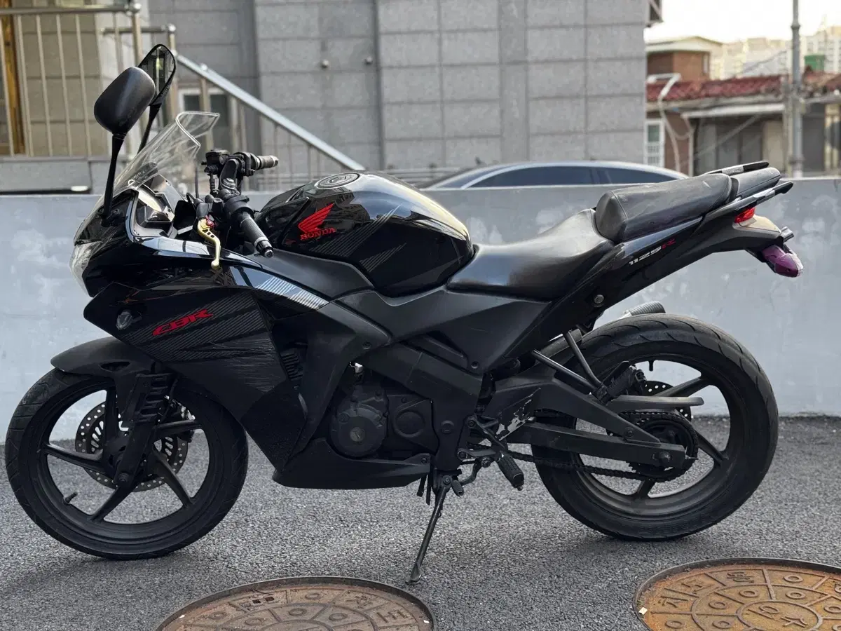 관리 잘한 cbr125 판매합니다