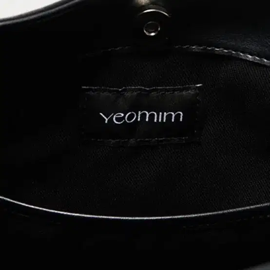 Yeomim 여밈) medium dapper bag 숄더백 블랙