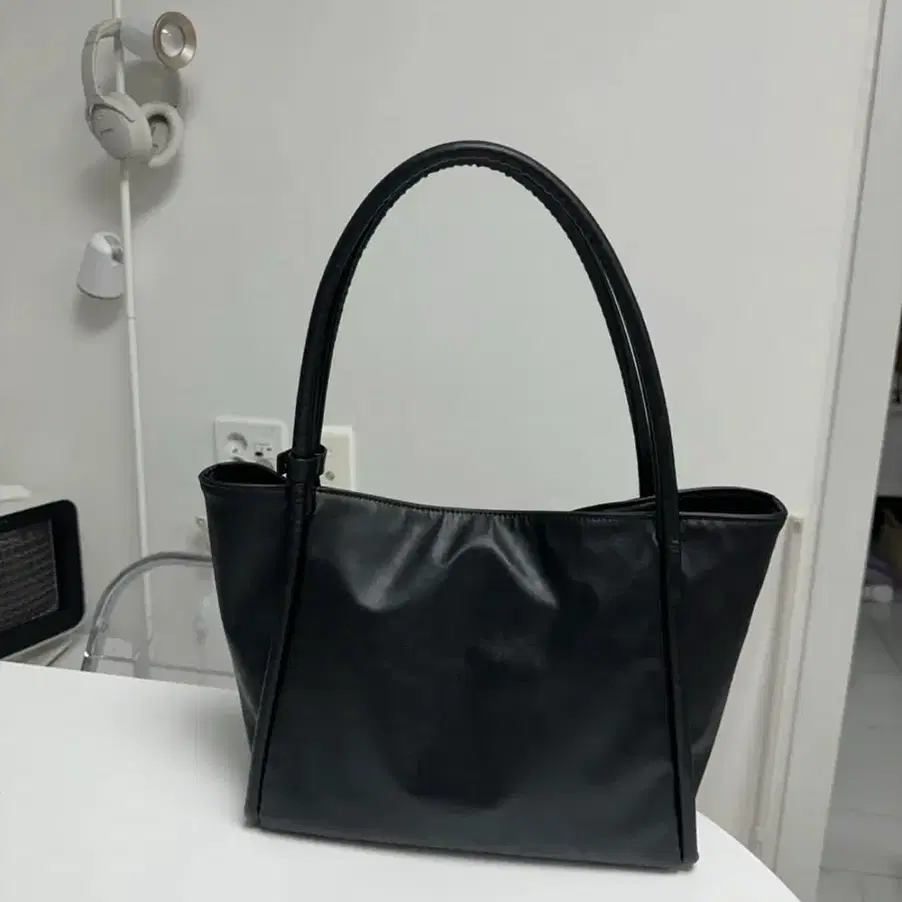 Yeomim 여밈) medium dapper bag 숄더백 블랙