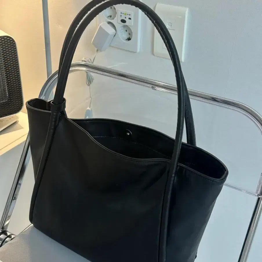 Yeomim 여밈) medium dapper bag 숄더백 블랙