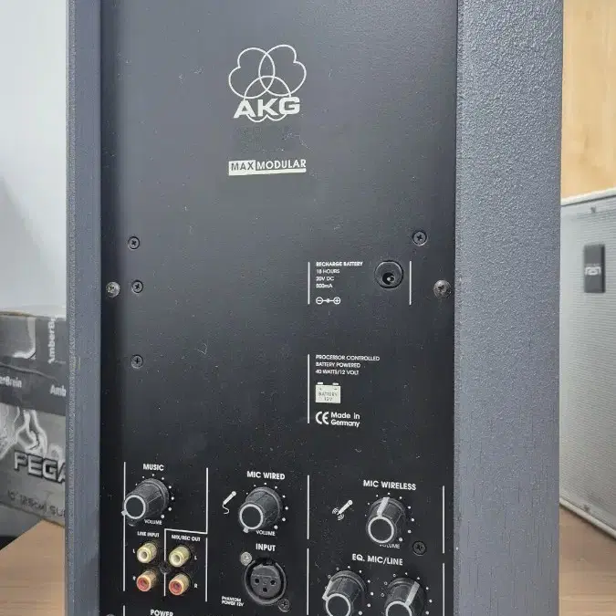 AKG 맥스모듈러 충전식 스피커와 SHURE 헤드셋