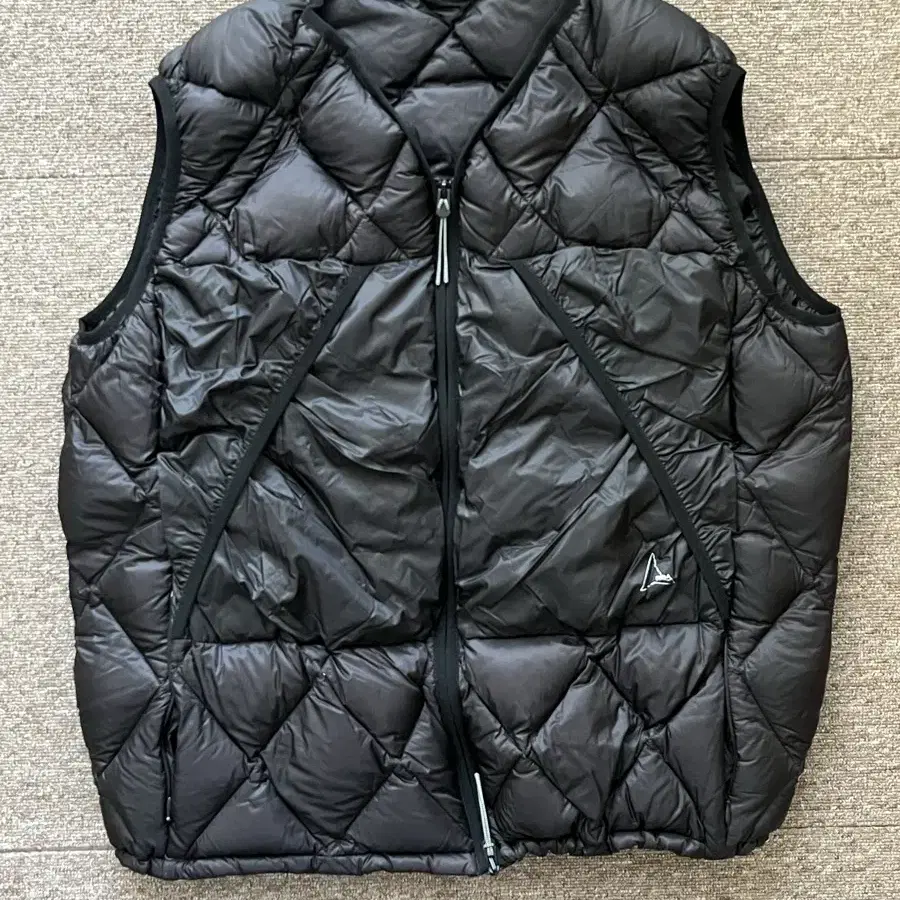 로아(ROA) light down vest