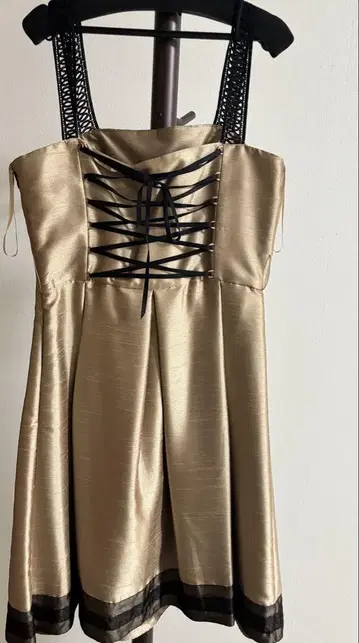 Cest la vie 골드 새틴 레이스업 드레스 11호