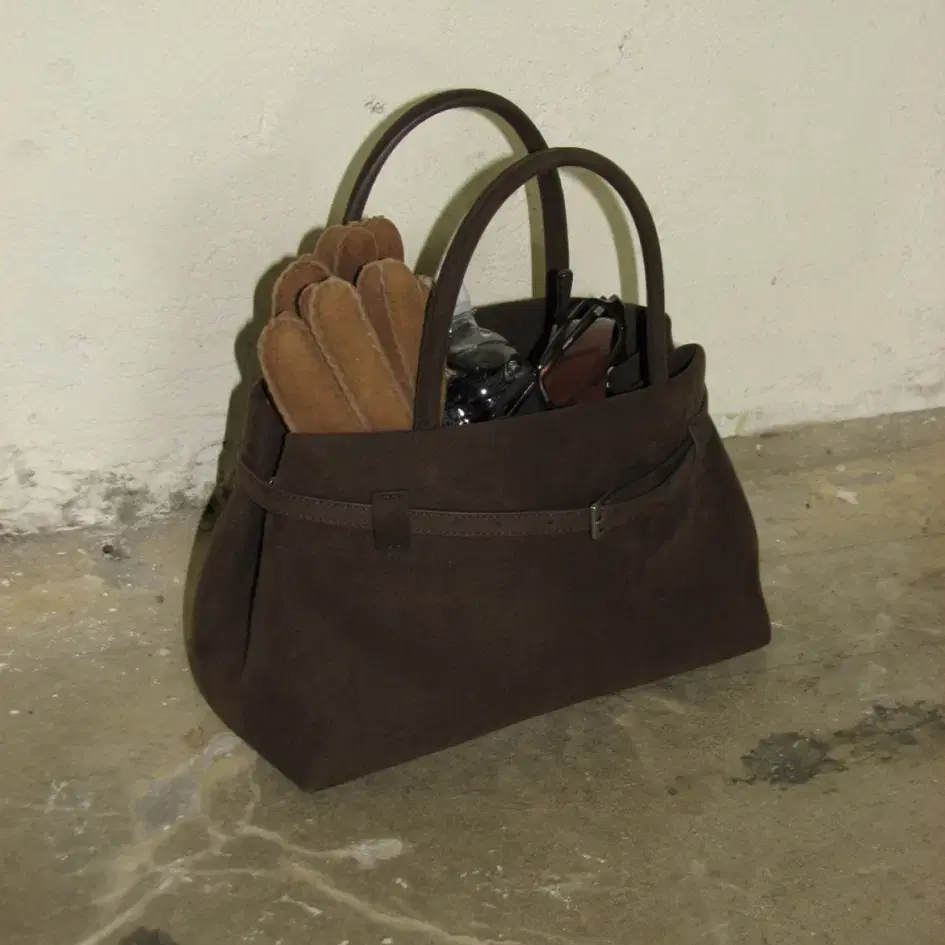 (새상품) 언타이디 Belted Bag Suede Brown