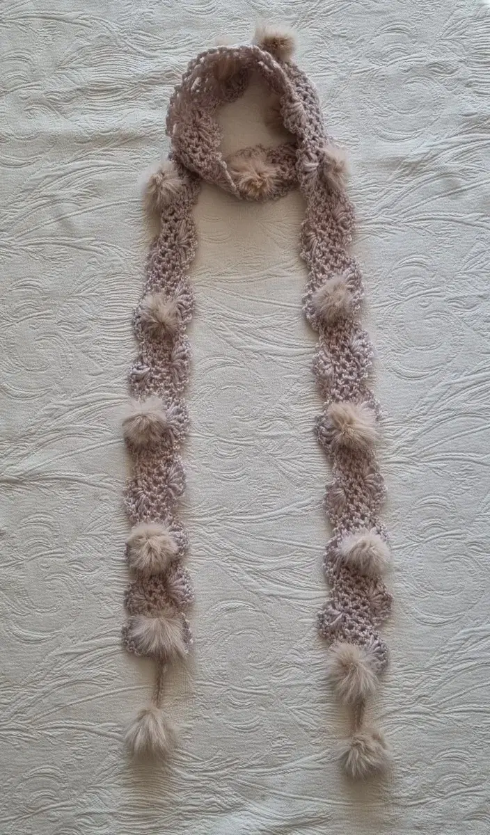 Vintage fur droplet knit muffler