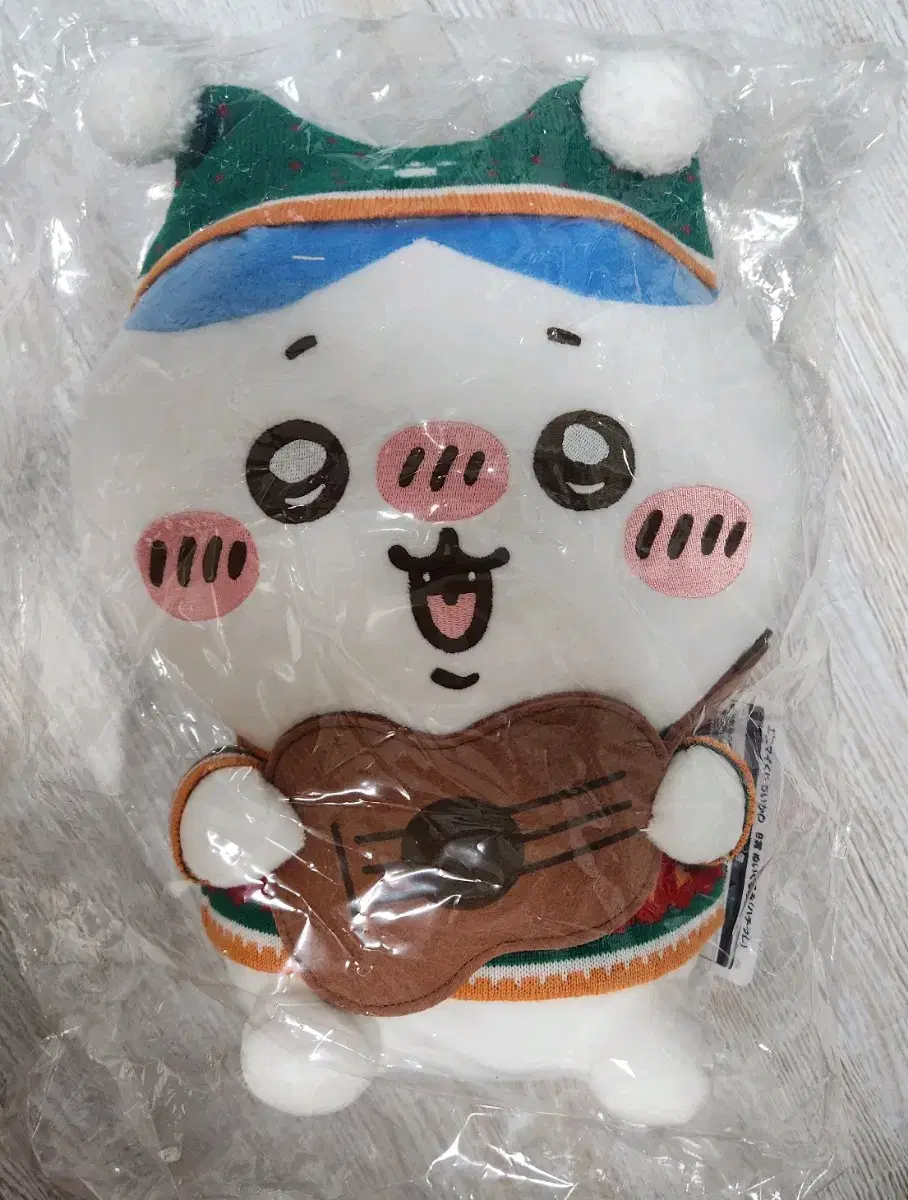 Chiikawa 7-Eleven Kuji B-san Hachiware doll sells them.