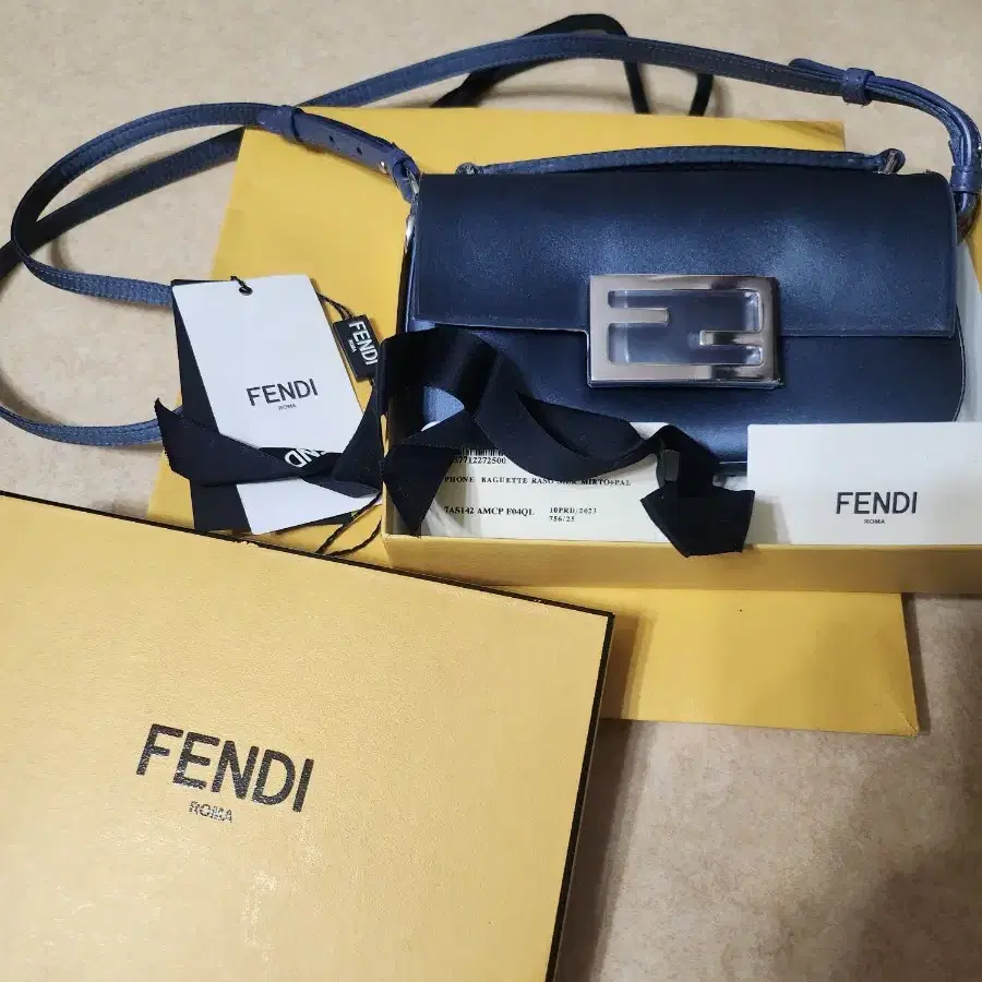 (정품 펜디 가방 S급) FENDI 바게트 폰 파우치 크로스백