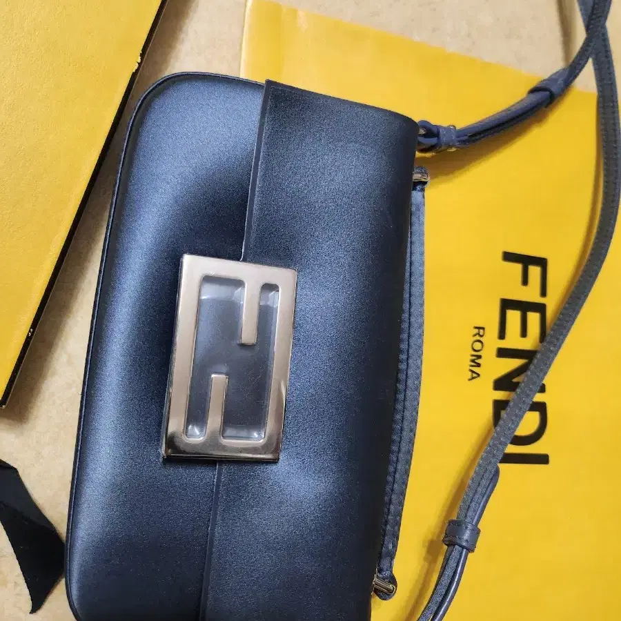 (정품 펜디 가방 S급) FENDI 바게트 폰 파우치 크로스백