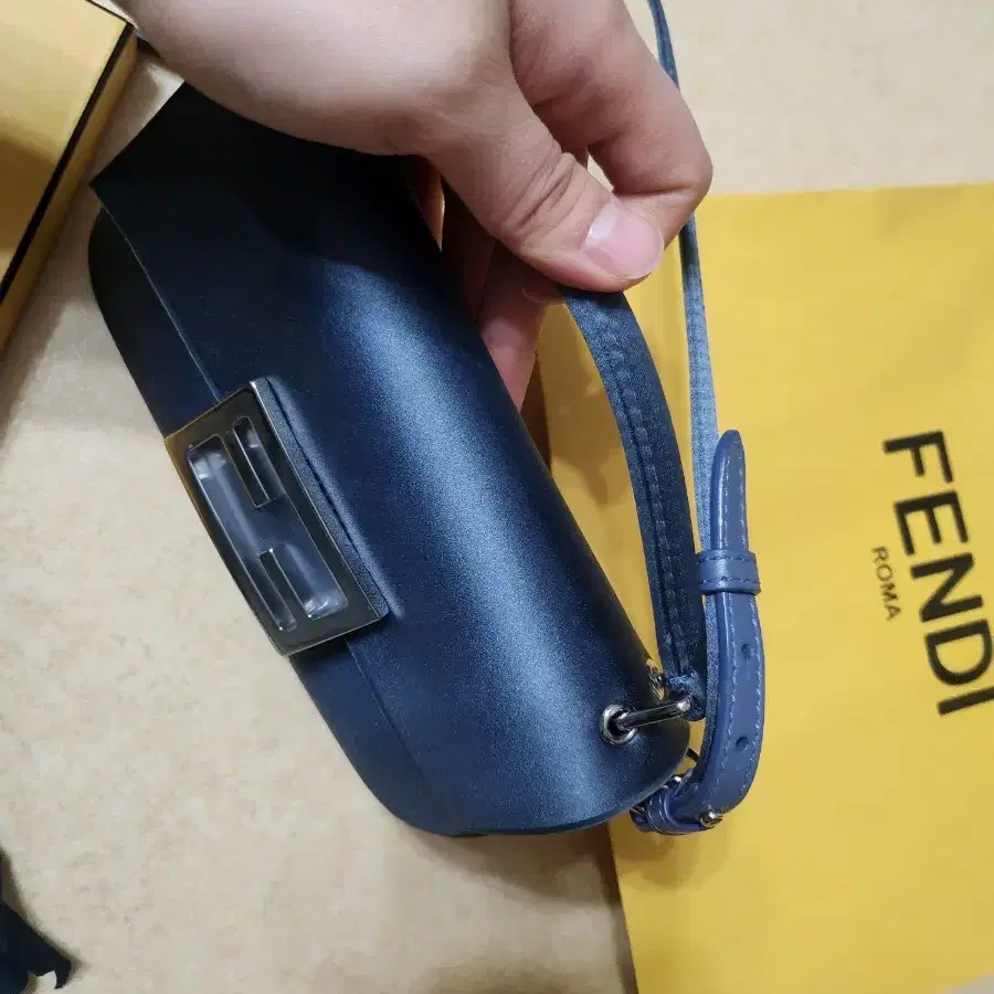 (정품 펜디 가방 S급) FENDI 바게트 폰 파우치 크로스백