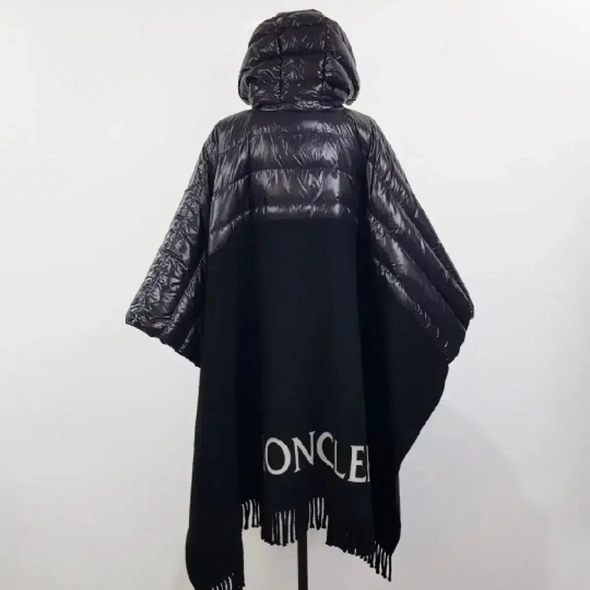 Moncler 몽클레어 몽끌레어 프린지 로고 패딩 케이프