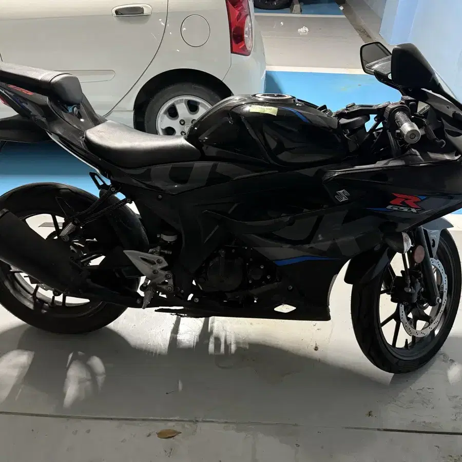 스즈키 gsx r125 19년식 판매합니다.