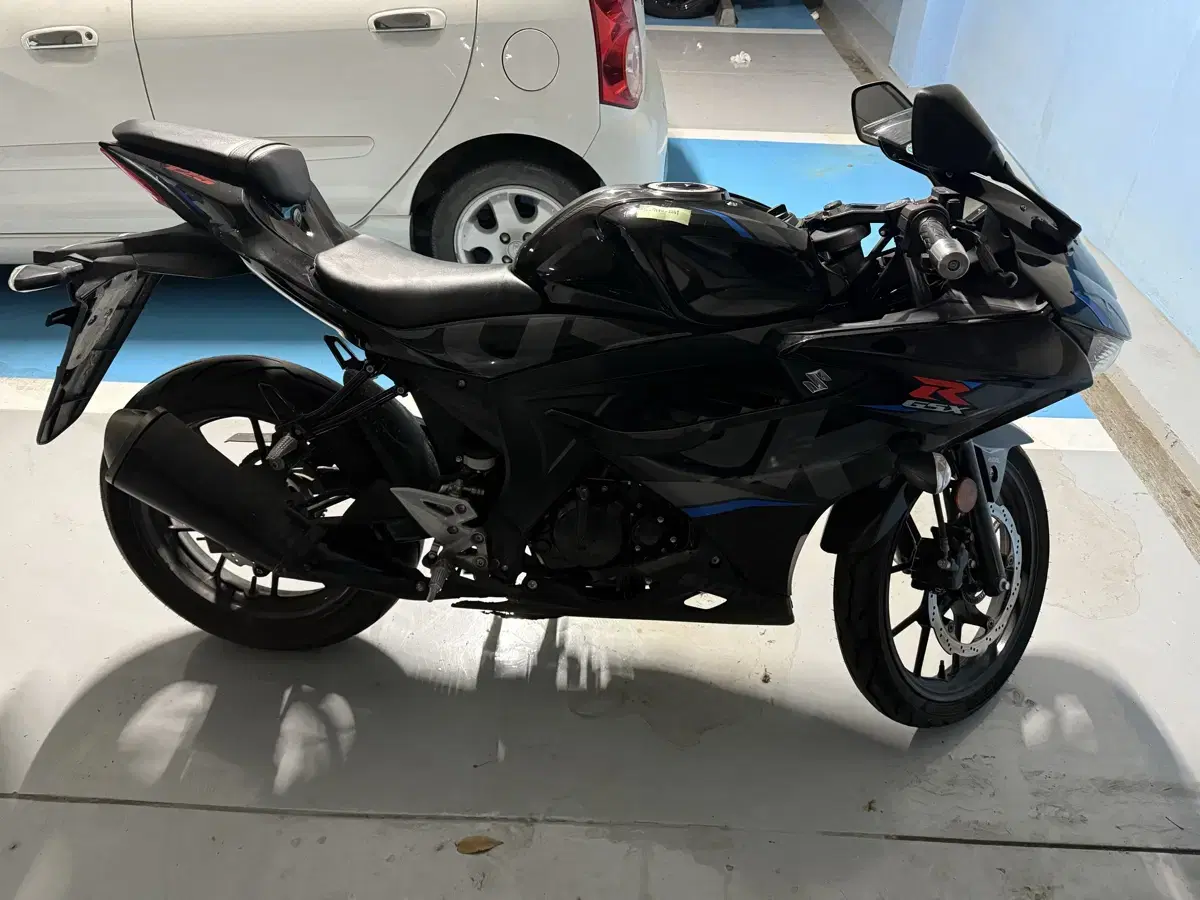 스즈키 gsx r125 19년식 판매합니다.