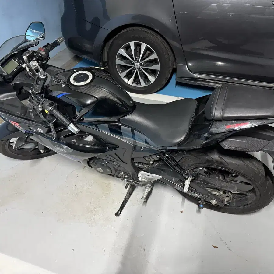 스즈키 gsx r125 19년식 판매합니다.