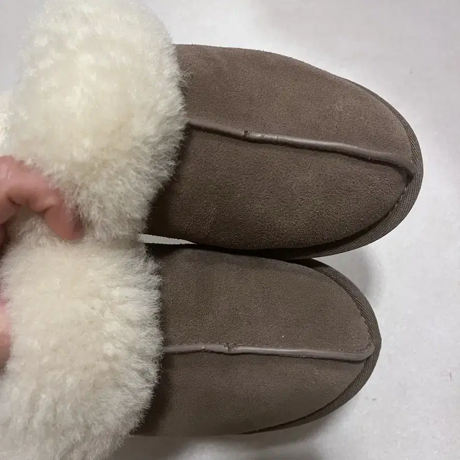 실착5회미만 미국 어그 ugg 스커페트 에스프레소 220 어그슬리퍼