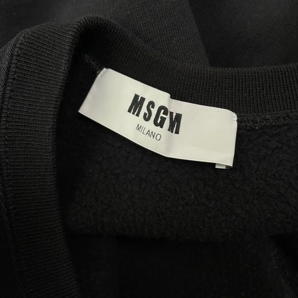 msgm 블랙로고 뒤 트임 맨투맨