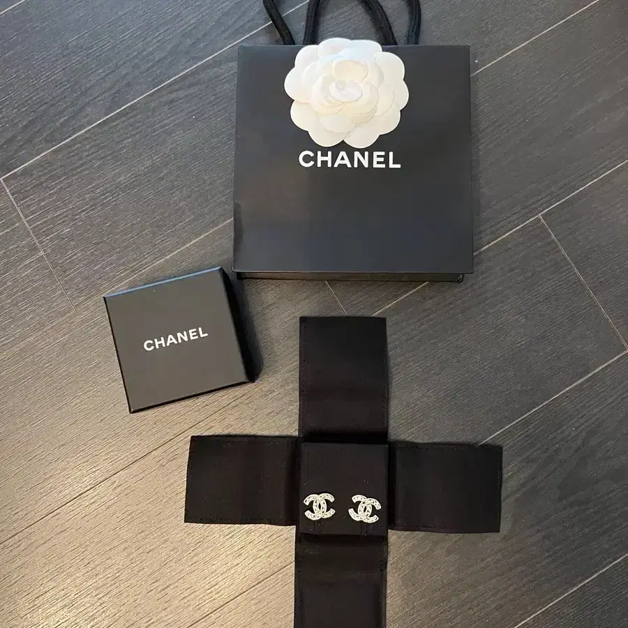 정품 CHANEL 샤넬 CC 골드메탈 크리스탈 귀걸이 AB4955