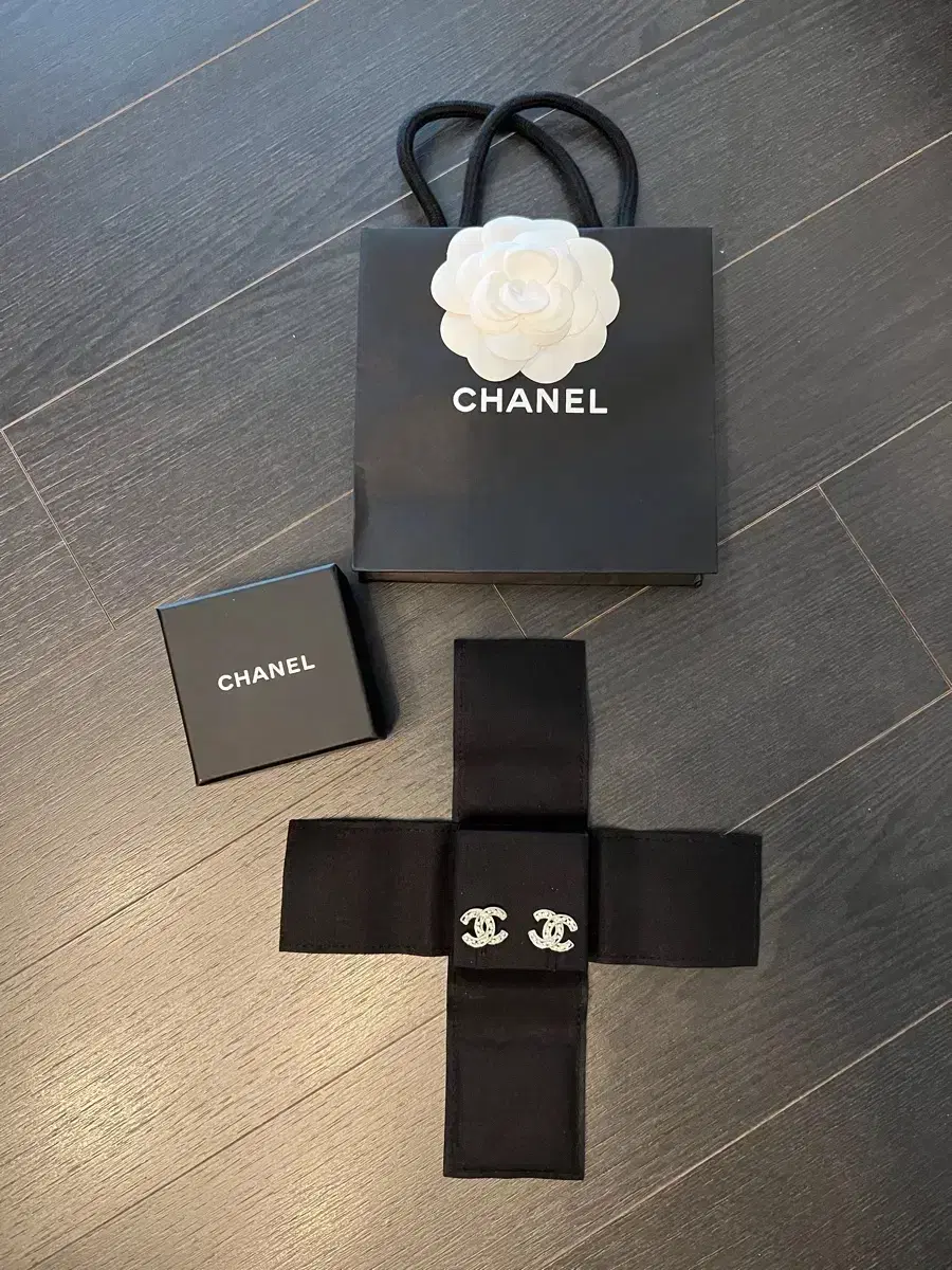 정품 CHANEL 샤넬 CC 골드메탈 크리스탈 귀걸이 AB4955