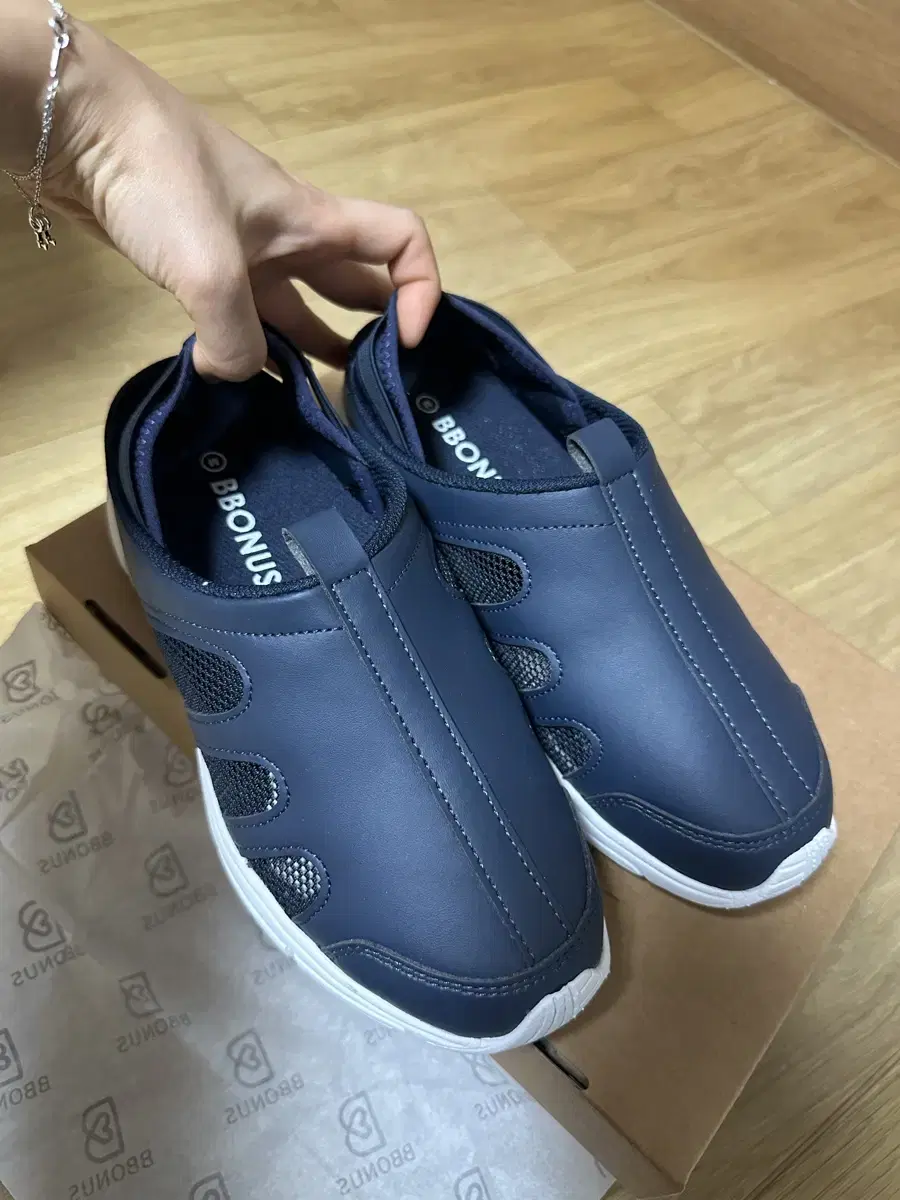 Ponus Nursing Shoes Navy 230 Brand New in Box