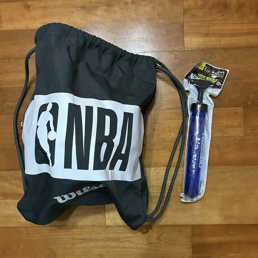 윌슨 어센틱 농구공 7호 + NBA 농구공 파우치 + 공기 펌프 팝니다