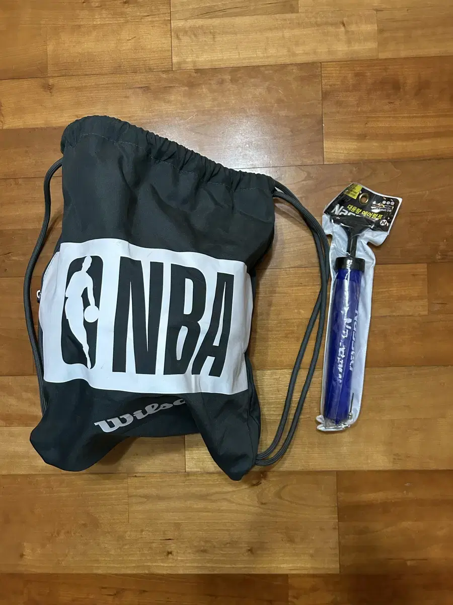 윌슨 어센틱 농구공 7호 + NBA 농구공 파우치 + 공기 펌프 팝니다