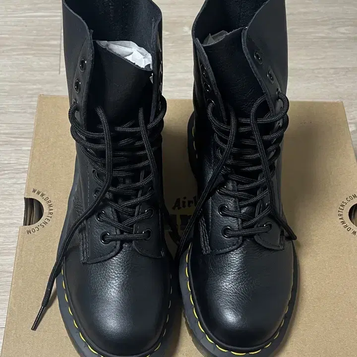 Dr. Martens Women 1490 Virginia Black