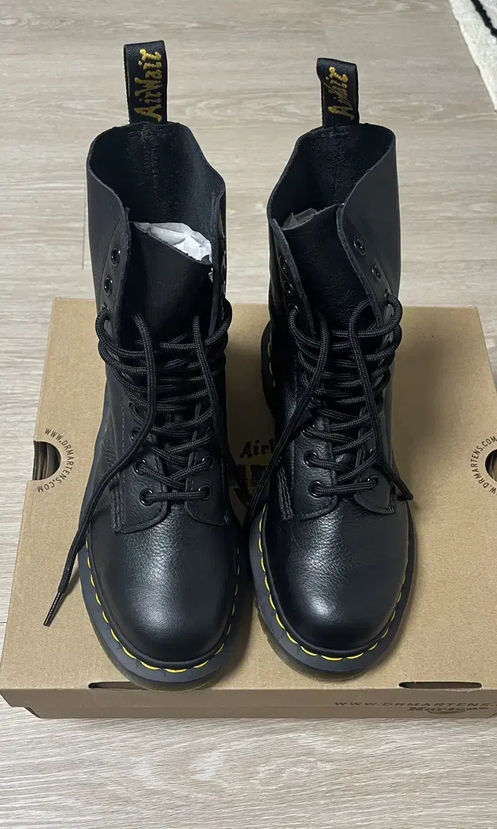 Dr. Martens Women 1490 Virginia Black