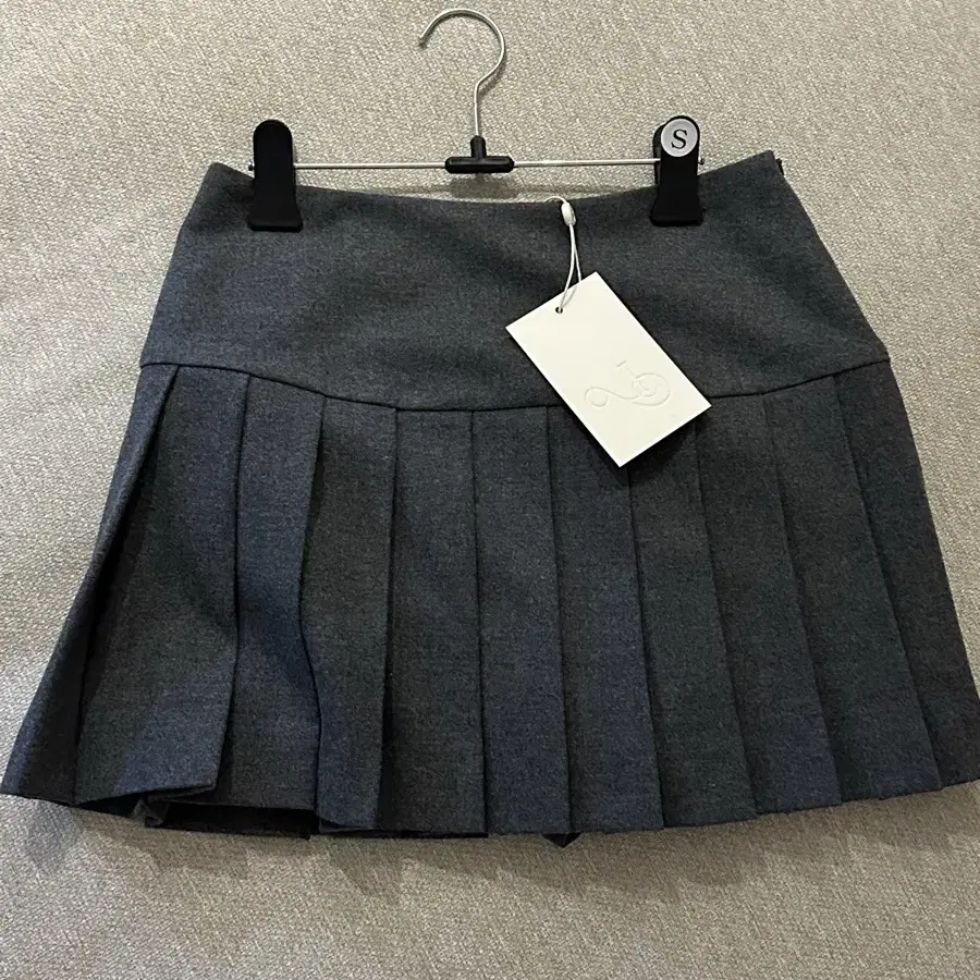 르플레인(Le plein) magaret pleats skirt