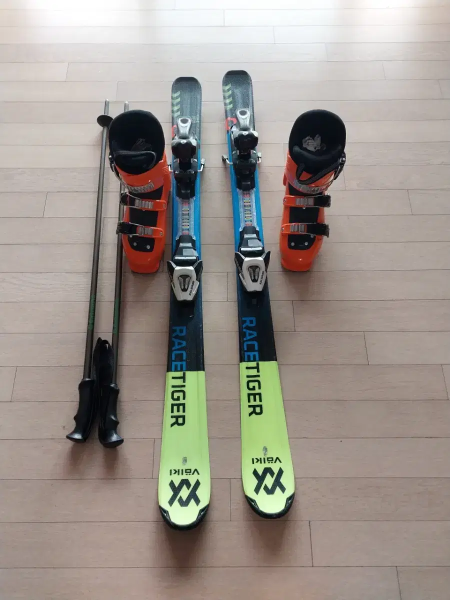 Child ski set