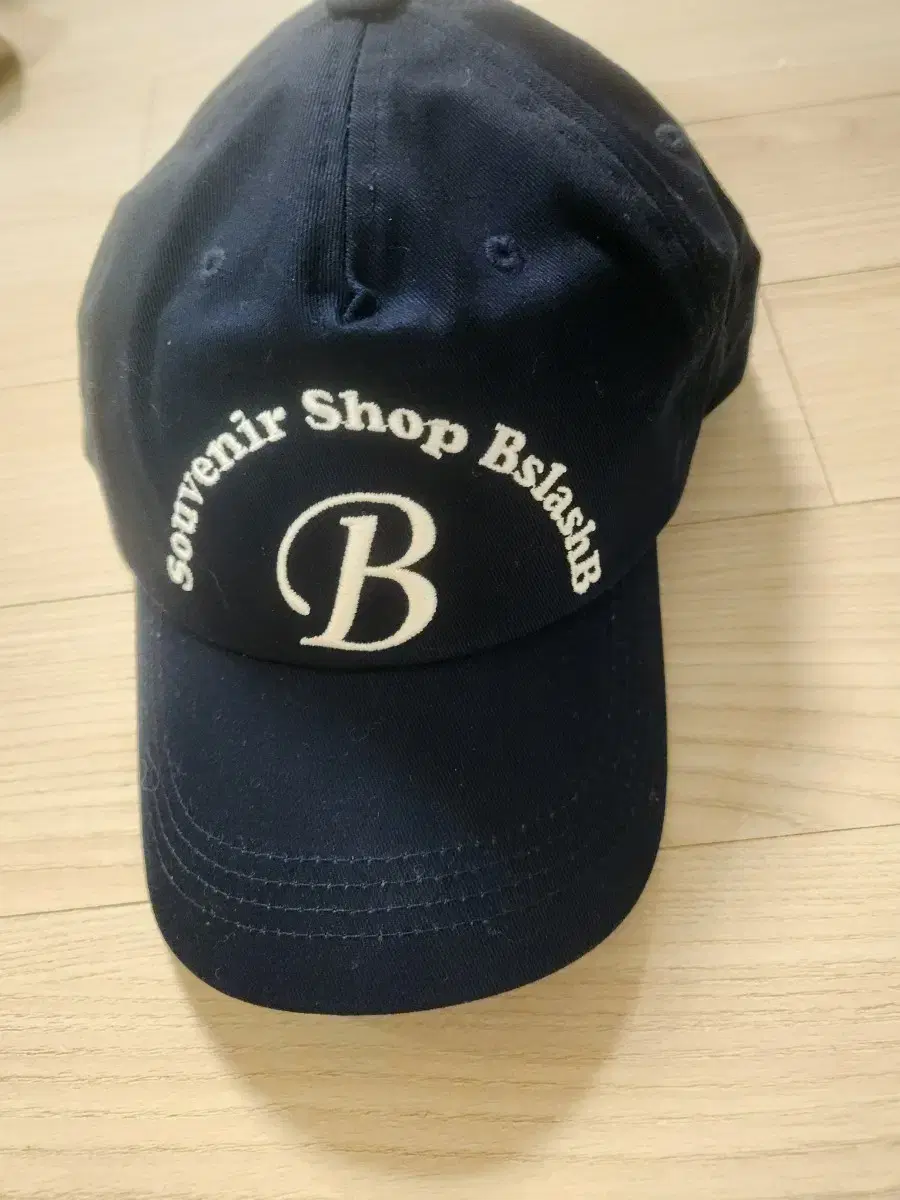 Souvenir ball cap in navy