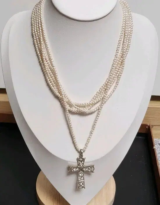 Cross cubic multi-row pearl necklace