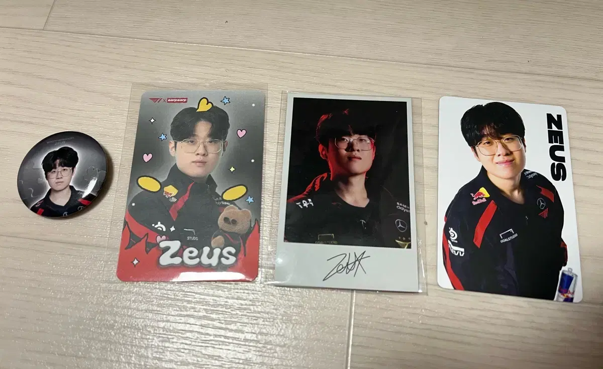 ZEUS photocards and badges bulk WTS