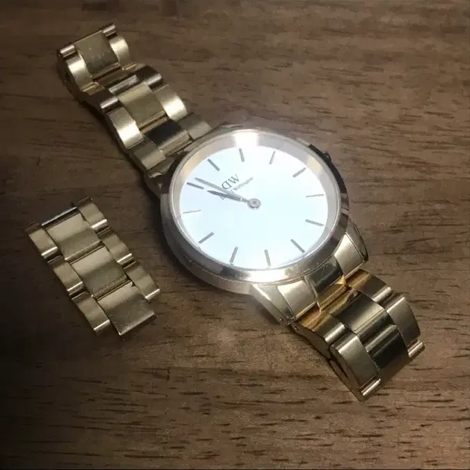 다니엘웰링턴 아이코닉 금장 메탈 시계 40mm