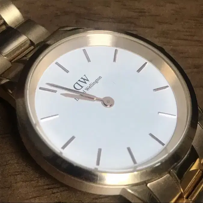 다니엘웰링턴 아이코닉 금장 메탈 시계 40mm