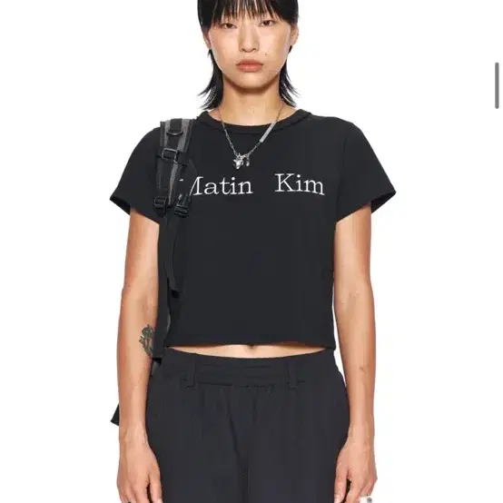 마뗑킴 LOGO CROP TOP IN BLACK