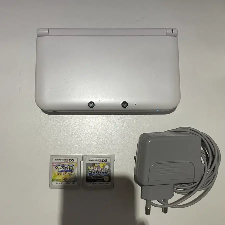 닌텐도 3ds XL 화이트 팔아요.  (구성품 다 있습니다.)