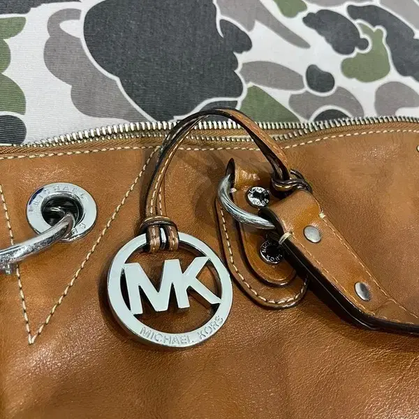 MICHAEL KORS 스터드 레더 토트/크로스백